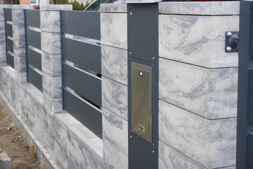 Wejście i wjazd na posesję — faktura aluminium